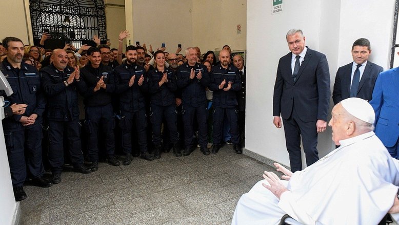 Papa Francisco visita prisão Regina Coeli em Roma, Itália, em 17 de abril de 2025.