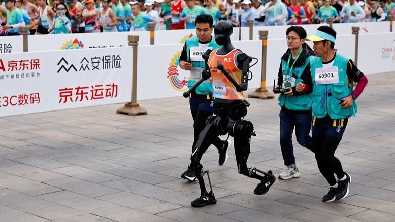 Robô humanoide "Tiangong" junto com corredores na Meia Maratona E-Town e na Meia Maratona de Robôs Humanoides em Pequim, China