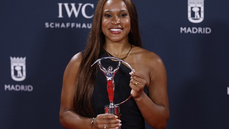 Fotografia de Rebeca Andrade com seu troféu do A ginasta brasileira Rebeca Andrade posa com o prêmio de "Melhor Retorno do Ano" após a cerimônia do Prêmio Laureus, considerado o "Oscar do Esporte"