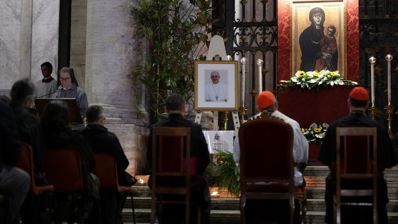 Mais de 60 mil fiéis já visitaram o velório do papa Francisco; acompanhe o 2º dia