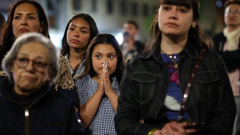 Cristãos predominam no mundo, mas islâmicos e sem-religião aumentam