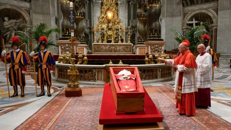 Funeral do papa Francisco começa na presença de líderes e milhares de pessoas