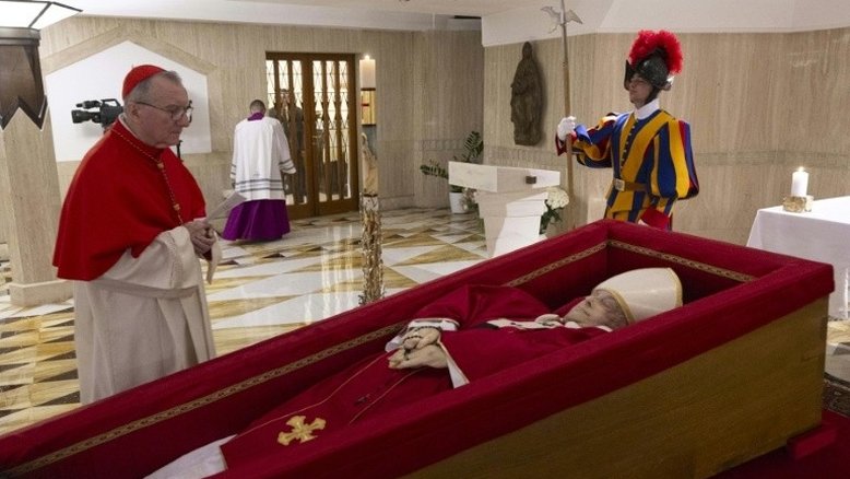 Vaticano fecha caixão de Francisco e encerra velório com mais de 250 mil visitantes