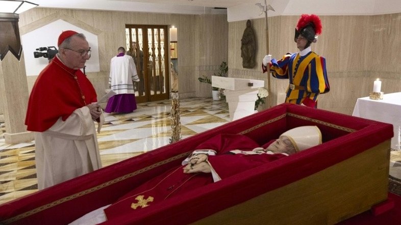 Vaticano fecha caixão de Francisco e encerra velório com mais de 250 mil visitantes