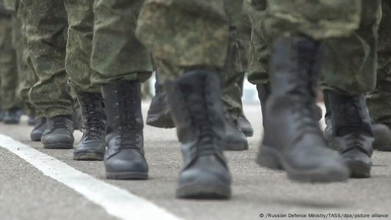 Como a Rússia recruta soldados nas áreas ocupadas da Ucrânia