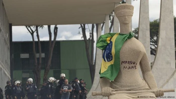STF condena a 14 anos de prisão mulher que pichou estátua no 8/1