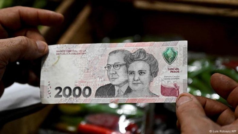 Milei acaba com restrição a compra de dólares na Argentina