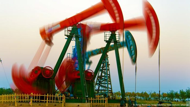 Por que a guerra comercial derrubou os preços do petróleo?