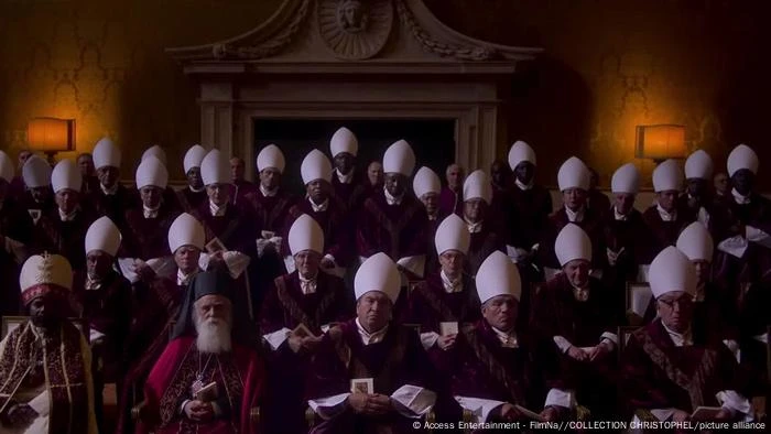 'Conclave': quando a eleição papal vira thriller político