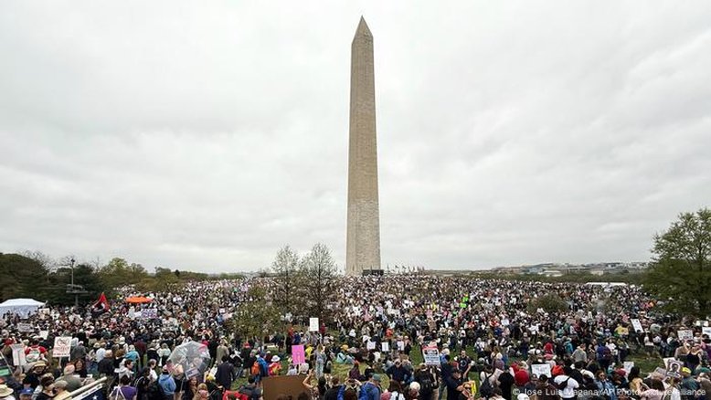 Dezenas de milhares vão às ruas em contra Trump nos EUA