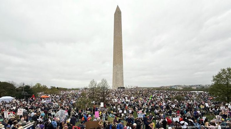 Dezenas de milhares vão às ruas em contra Trump nos EUA