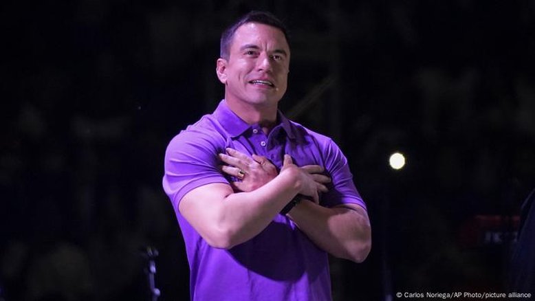 Conservador Daniel Noboa é reeleito presidente do Equador