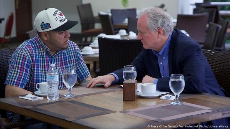 Senador dos EUA reúne-se com migrante deportado para El Salvador por engano