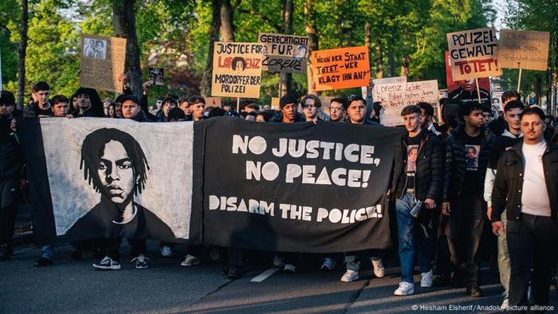 Alemães vão às ruas contra morte de negro pela polícia