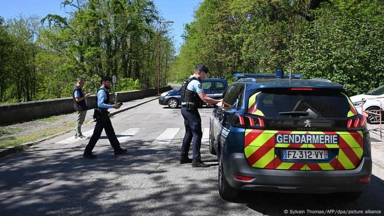 França: polícia busca suspeito de ataque a faca em mesquita