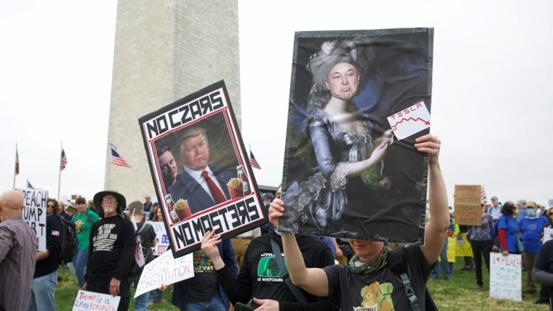 Dezenas de milhares vãos às ruas nos EUA contra Donald Trump