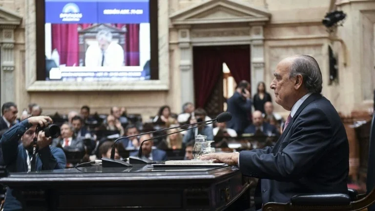Chefe de gabinete nega no Congresso ligação de Milei com 
