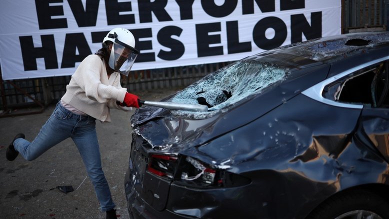 Após se tornar um membro do governo Trump, apoiar o partido de extrema-direita Alternativa para a Alemanha (AfD) e supostamente fazer um gesto nazista, Elon Musk tem atraído problemas para os seus negócios; tesla