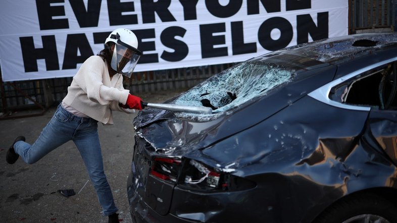 Após se tornar um membro do governo Trump, apoiar o partido de extrema-direita Alternativa para a Alemanha (AfD) e supostamente fazer um gesto nazista, Elon Musk tem atraído problemas para os seus negócios; tesla
