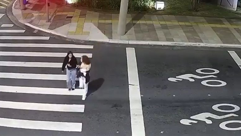 O impacto da batida foi tão forte que a frente do veículo ficou totalmente destruída