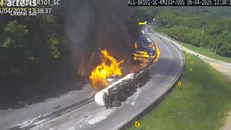Caminhão explode em SC