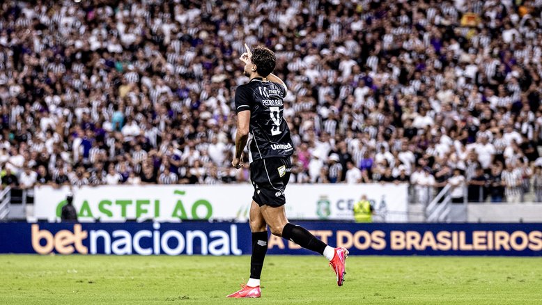 Pedro Raul comemora o gol marcado sobre o Grêmio