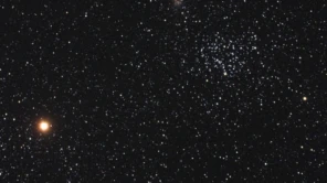 Registrada em abril de 2006, esta imagem captura o planeta Marte, de tonalidade alaranjada, vagando perto do rico aglomerado estelar aberto M35. Também notável é o aglomerado estelar mais tênue NGC 2158, logo acima e à esquerda de M35. Ambos os aglomerados ficam próximos aos pés dos irmãos representados na Constelação de Gêmeos, mas deve-se notar que Marte está em primeiro plano, a pouco mais de 14 minutos-luz do planeta Terra. As centenas de estrelas no aglomerado M35 estão a cerca de 3 mil anos-luz de distância. NGC 2158 está ainda mais distante, a cerca de 16 mil anos-luz da Terra