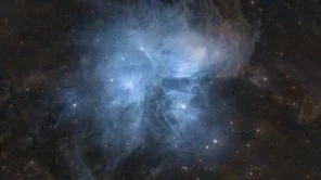 A apenas 400 anos-luz de distância, o encantador aglomerado aberto de estrelas das Plêiades, ou Sete Irmãs, é famoso por suas impressionantes nebulosas de reflexão azuis. Localizado na Constelação de Touro, suas estrelas estão nas dependências do Braço de Órion da nossa galáxia, a Via Láctea. As estrelas irmãs, no entanto, não estão relacionadas à nuvem de poeira. Elas apenas passam pela mesma região do espaço. Na mitologia grega, as Plêiades eram sete filhas do titã astronômico Atlas e da ninfa do mar Pleione. Os nomes de seus pais estão incluídos na lista das nove estrelas mais brilhantes do aglomerado