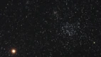 Registrada em abril de 2006, esta imagem captura o planeta Marte, de tonalidade alaranjada, vagando perto do rico aglomerado estelar aberto M35. Também notável é o aglomerado estelar mais tênue NGC 2158, logo acima e à esquerda de M35. Ambos os aglomerados ficam próximos aos pés dos irmãos representados na Constelação de Gêmeos, mas deve-se notar que Marte está em primeiro plano, a pouco mais de 14 minutos-luz do planeta Terra. As centenas de estrelas no aglomerado M35 estão a cerca de 3 mil anos-luz de distância. NGC 2158 está ainda mais distante, a cerca de 16 mil anos-luz da Terra
