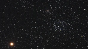 Registrada em abril de 2006, esta imagem captura o planeta Marte, de tonalidade alaranjada, vagando perto do rico aglomerado estelar aberto M35. Também notável é o aglomerado estelar mais tênue NGC 2158, logo acima e à esquerda de M35. Ambos os aglomerados ficam próximos aos pés dos irmãos representados na Constelação de Gêmeos, mas deve-se notar que Marte está em primeiro plano, a pouco mais de 14 minutos-luz do planeta Terra. As centenas de estrelas no aglomerado M35 estão a cerca de 3 mil anos-luz de distância. NGC 2158 está ainda mais distante, a cerca de 16 mil anos-luz da Terra