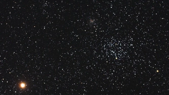 Registrada em abril de 2006, esta imagem captura o planeta Marte, de tonalidade alaranjada, vagando perto do rico aglomerado estelar aberto M35. Também notável é o aglomerado estelar mais tênue NGC 2158, logo acima e à esquerda de M35. Ambos os aglomerados ficam próximos aos pés dos irmãos representados na Constelação de Gêmeos, mas deve-se notar que Marte está em primeiro plano, a pouco mais de 14 minutos-luz do planeta Terra. As centenas de estrelas no aglomerado M35 estão a cerca de 3 mil anos-luz de distância. NGC 2158 está ainda mais distante, a cerca de 16 mil anos-luz da Terra