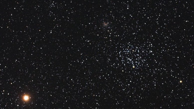 Registrada em abril de 2006, esta imagem captura o planeta Marte, de tonalidade alaranjada, vagando perto do rico aglomerado estelar aberto M35. Também notável é o aglomerado estelar mais tênue NGC 2158, logo acima e à esquerda de M35. Ambos os aglomerados ficam próximos aos pés dos irmãos representados na Constelação de Gêmeos, mas deve-se notar que Marte está em primeiro plano, a pouco mais de 14 minutos-luz do planeta Terra. As centenas de estrelas no aglomerado M35 estão a cerca de 3 mil anos-luz de distância. NGC 2158 está ainda mais distante, a cerca de 16 mil anos-luz da Terra