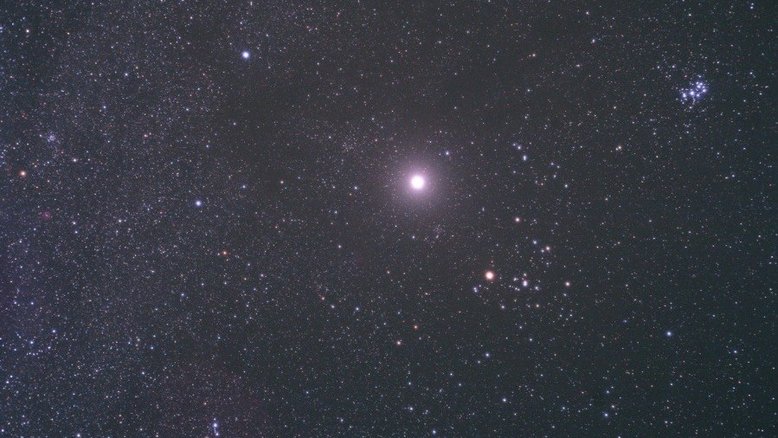 O ponto mais brilhante nesta imagem não é uma estrela. É Júpiter, o massivo gigante gasoso do Sistema Solar. Nesta imagem de novembro de 2012, ele aparece em meio à Constelação de Touro, ofuscando a amarelada Aldebaran, a estrela Alfa desse conjunto estelar. Outros destaques são os aglomerados das Plêiades e das Híades. Pequenos e tênues, o asteroide Vesta e o planeta anão Ceres estão a cerca de 10 graus de Júpiter, perto da borda esquerda do quadro.