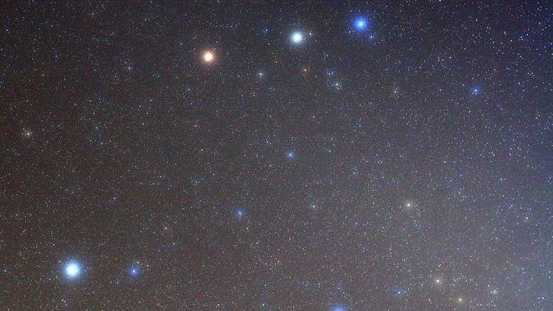 Em maio de 2008, o planeta Marte ficou alinhado com Castor e Pollux, as duas estrelas brilhantes da Constelação de Gêmeos. Marte aparece com sua tonalidade amarelada distinta, em meio às estrelas azuladas. Embora, na mitologia, Pollux (ao centro) e Castor (à direita) sejam irmãos gêmeos, as duas estrelas não são fisicamente relacionadas, estando a cerca de 34 e 50 anos-luz de distância, respectivamente. Na imagem, também aparece Procyon, a estrela Alfa da Constelação do Cão Menor, no canto inferior esquerdo