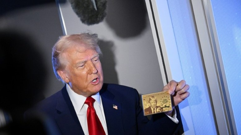 Trump apresenta primeiro visto 'gold card' de US$ 5 milhões