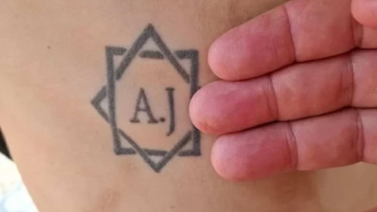 Vítima de trabalho análogo à escravidão tatuada com iniciais dos patrões em MG