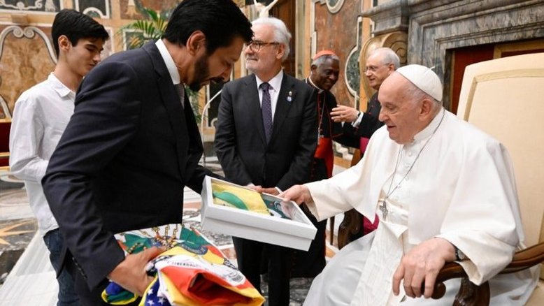 Fotografia do Prefeito de São Paulo Ricardo Nunes na audiência com o Papa