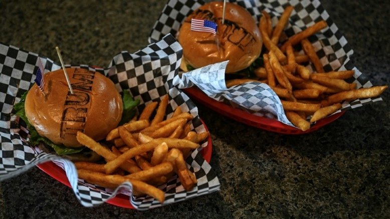 No 'Trump Burger', clientes saboreiam os primeiros 100 dias do presidente no cargo