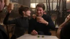 Lilly Collins e Lucas Bravo caracterizados como Emily e Gabriel na 4ª temporada de 