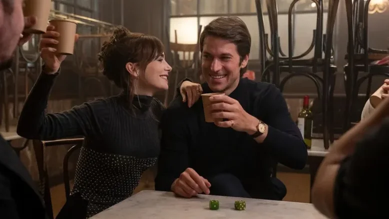 Lilly Collins e Lucas Bravo caracterizados como Emily e Gabriel na 4ª temporada de 'Emily in Paris'