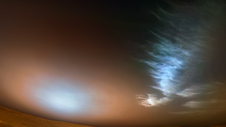 A tonalidade azulada perto do Sol nascente é causada pela luz azul espalhada pela poeira flutuante.