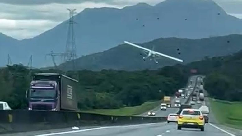 Avião faz pouso em meio a carros na rodovia após pane em SC