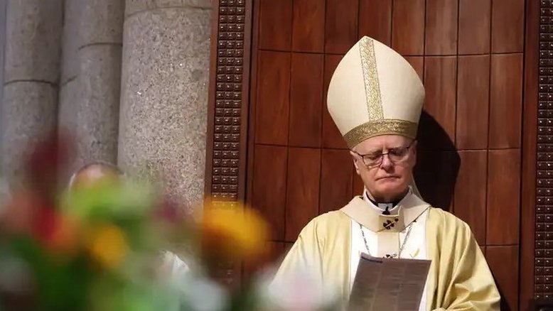 Cardeal Dom Odilo Scherer aparece trajado com roupas cerimoniais para a missa na semana de Páscoa