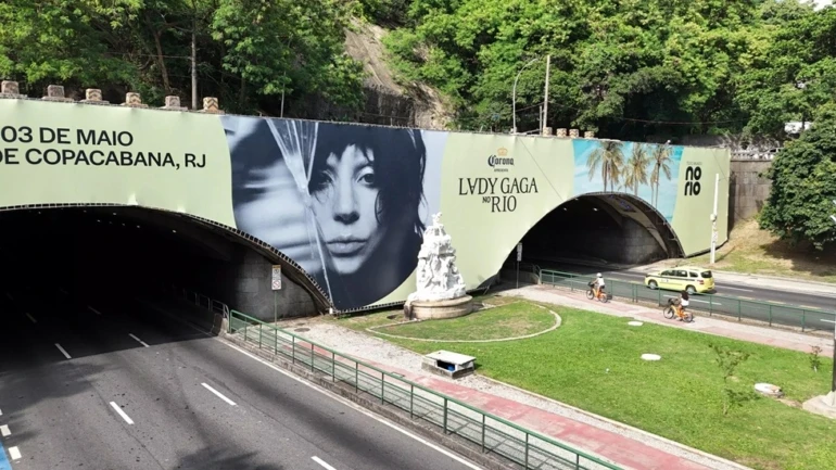 Túnel Novo no Rio de Janeiro exibe painel com rosto da cantora Lady Gaga