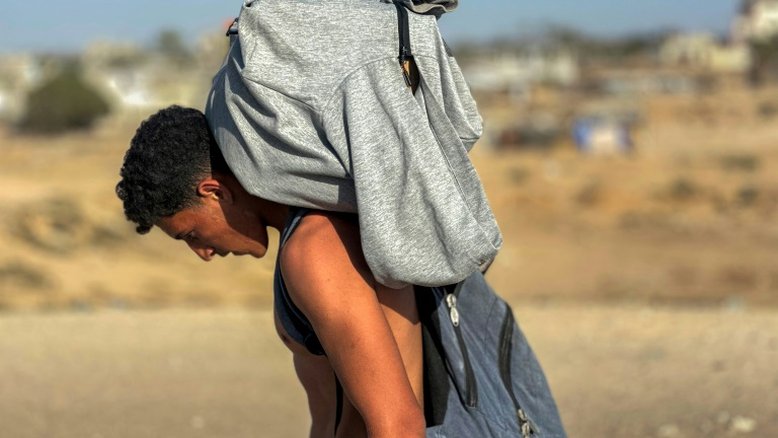 Milhares de palestinos comparecem a novo centro de distribuição de ajuda em Gaza