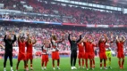 Jogadores do Bayern de Munique reagem aos seus torcedores após a partida