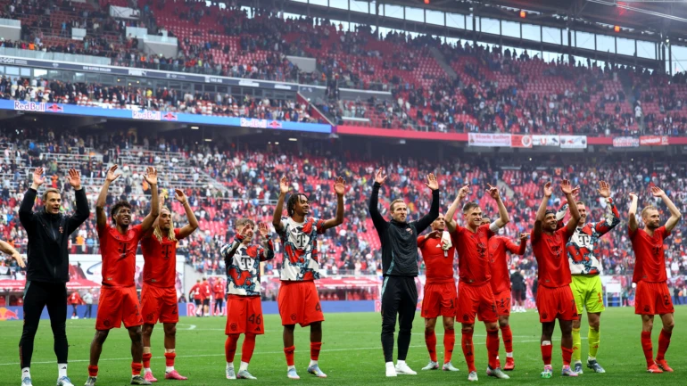 Jogadores do Bayern de Munique reagem aos seus torcedores após a partida