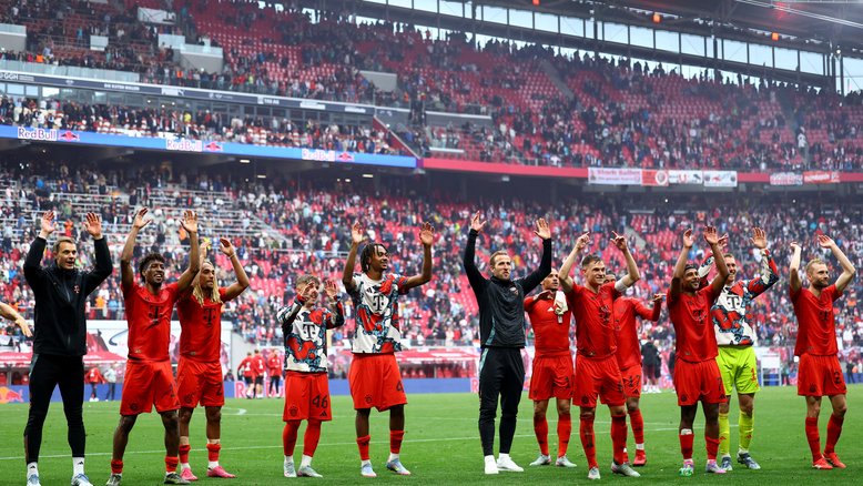 Jogadores do Bayern de Munique reagem aos seus torcedores após a partida