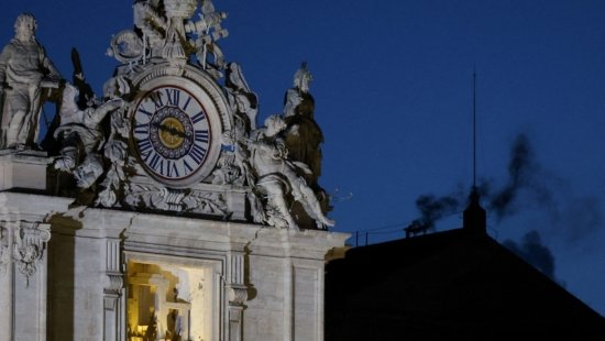 Fumaça preta: primeira votação do conclave não escolhe novo papa