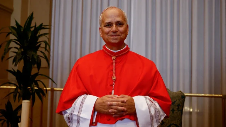Papa Leão 14 faz apelo pela paz em primeiro discurso
